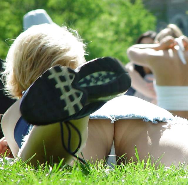 上半身裸の覗き魔
 #17766055