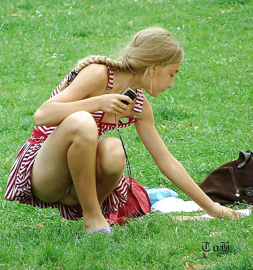 上半身裸の覗き魔
 #17766093