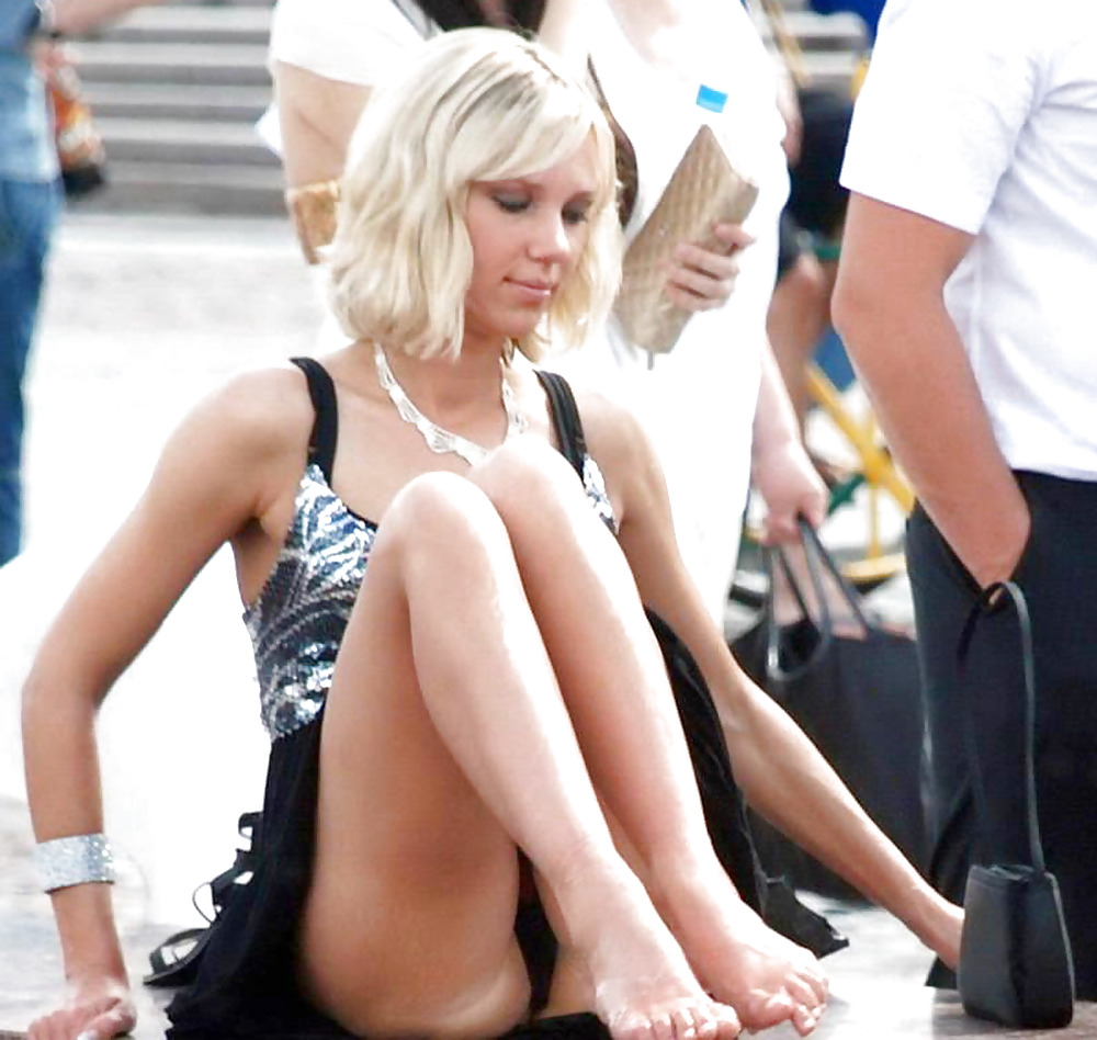 上半身裸の覗き魔
 #17766229