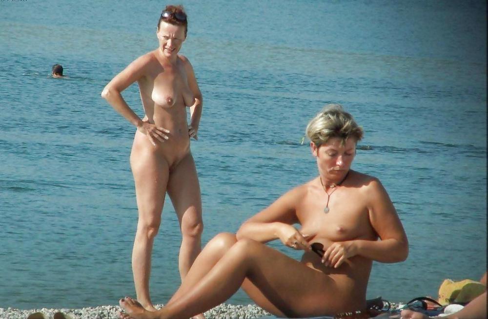 Mujeres maduras en la playa - 15
 #15946698