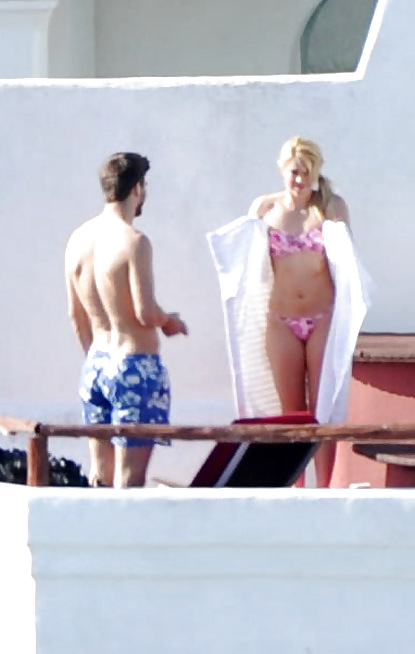 Shakira in bikini sull'isola spagnola di ibiza
 #4308024