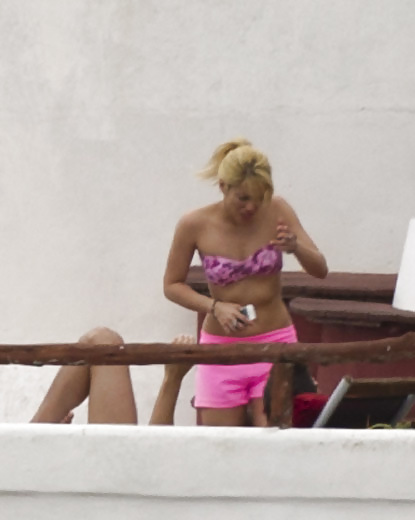 Shakira in bikini sull'isola spagnola di ibiza
 #4308039