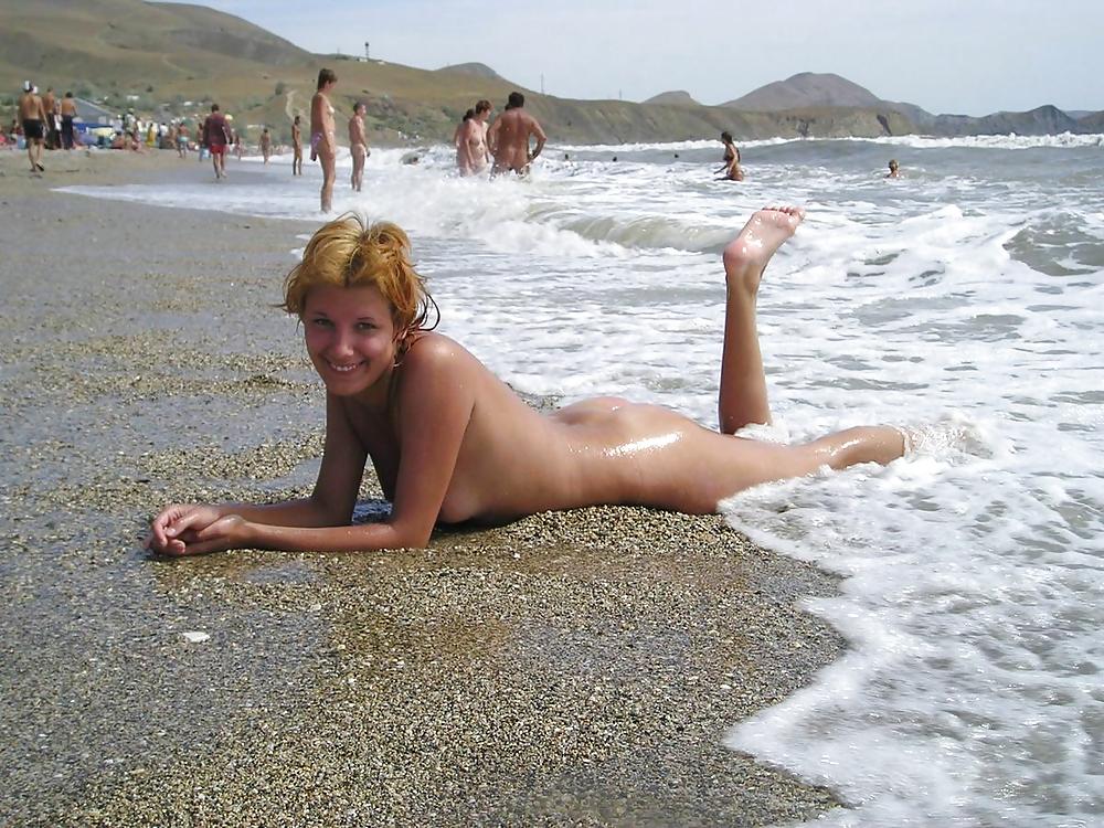 Jóvenes nudistas en la playa
 #998317