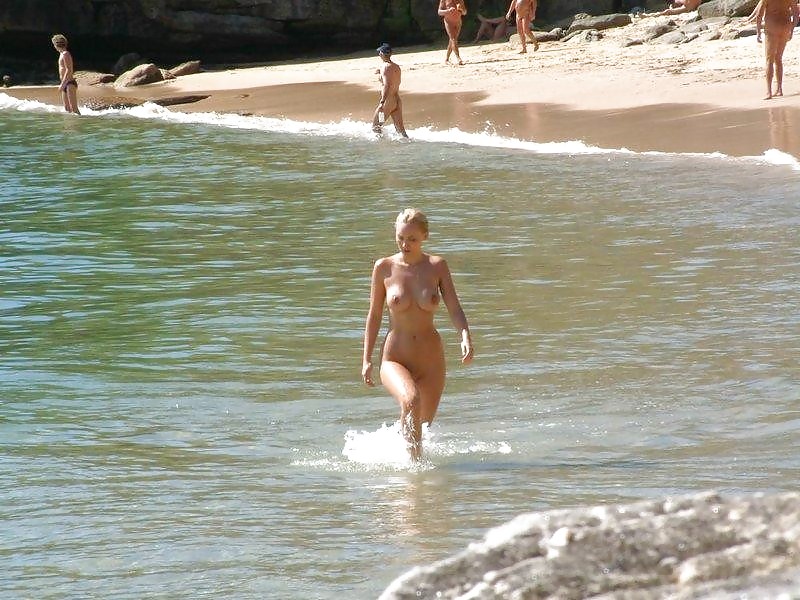Jóvenes nudistas en la playa
 #998504