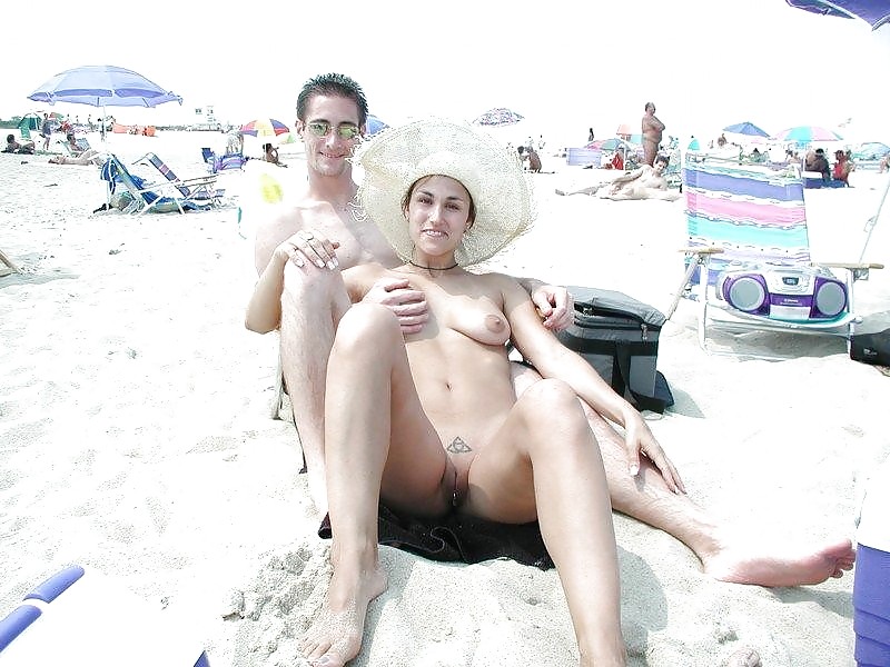 Jóvenes nudistas en la playa
 #998525