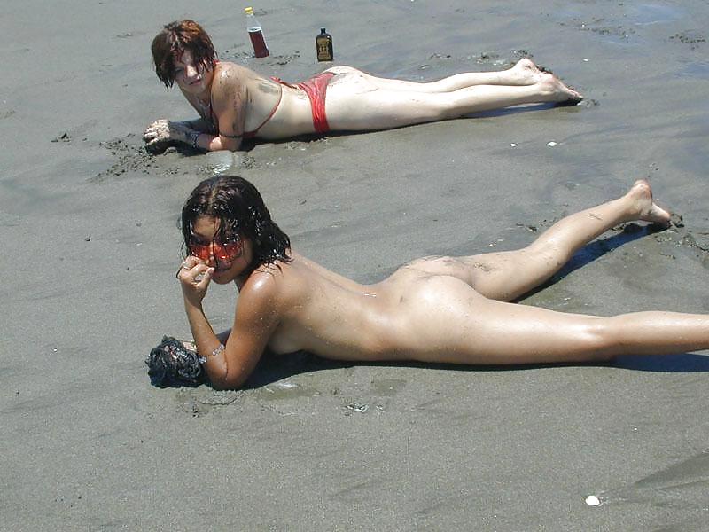 Jóvenes nudistas en la playa
 #998583