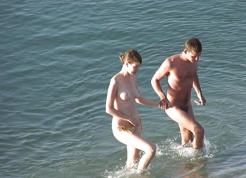 Jóvenes nudistas en la playa
 #998612