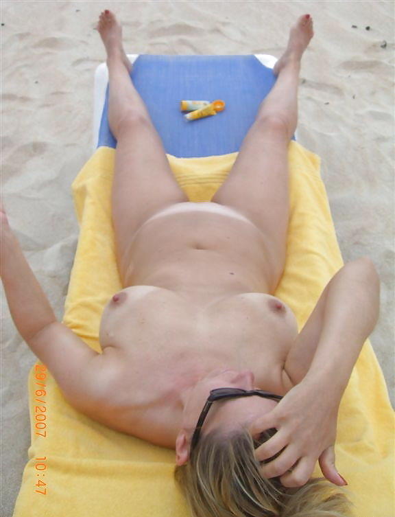 Jóvenes nudistas en la playa
 #998633