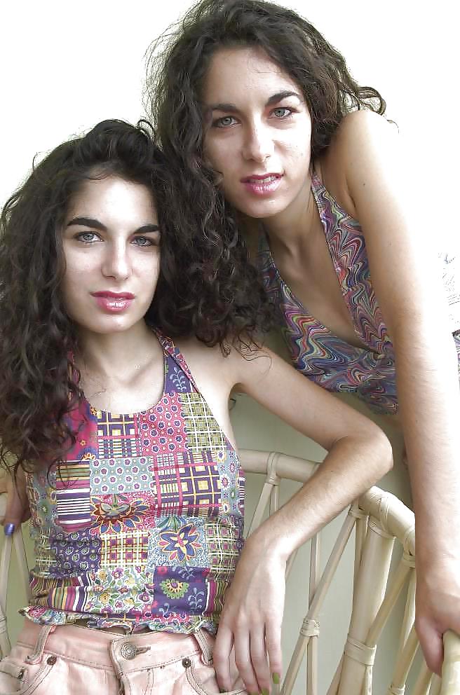 2 Jumelles se partagent une bite #15444878