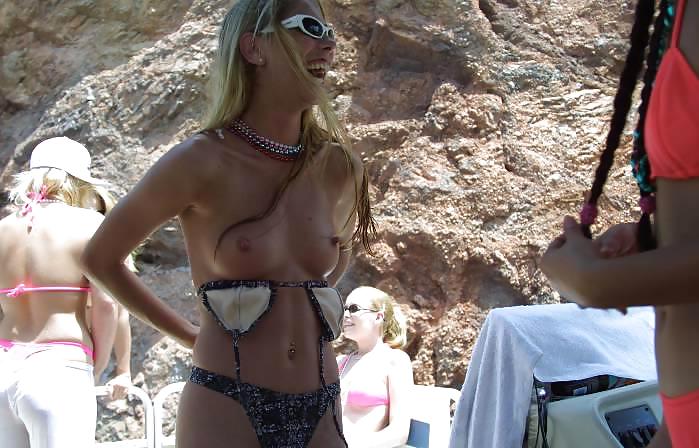 Glückliche Mädchen Auf Einem Boot Mit Ihren Brüsten Aus #12527407