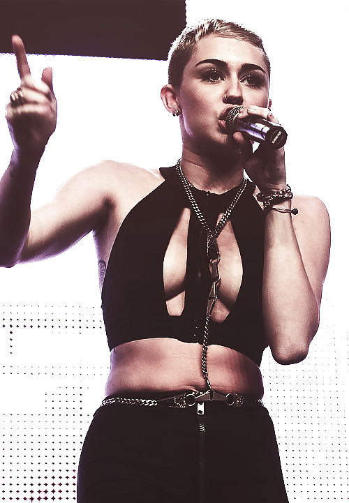 Miley cyrus sexy caliente actuando con borgore
 #14715235