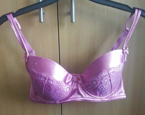 Tette piccole giovani in reggiseno
 #21118398