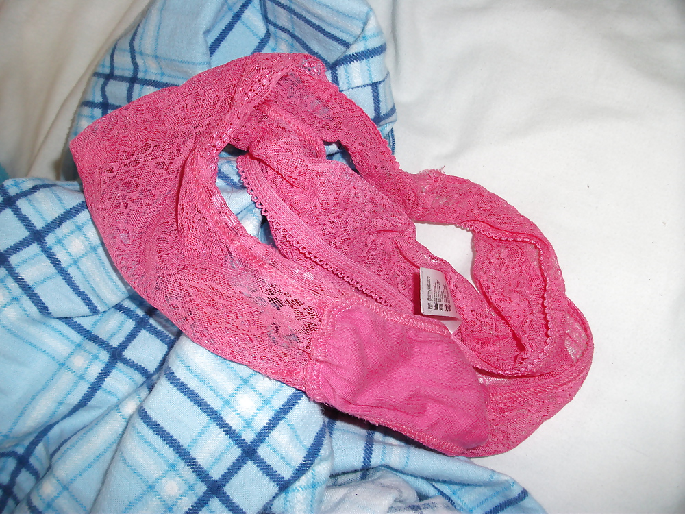 Le mutandine di cotone di mia moglie a letto
 #6154476
