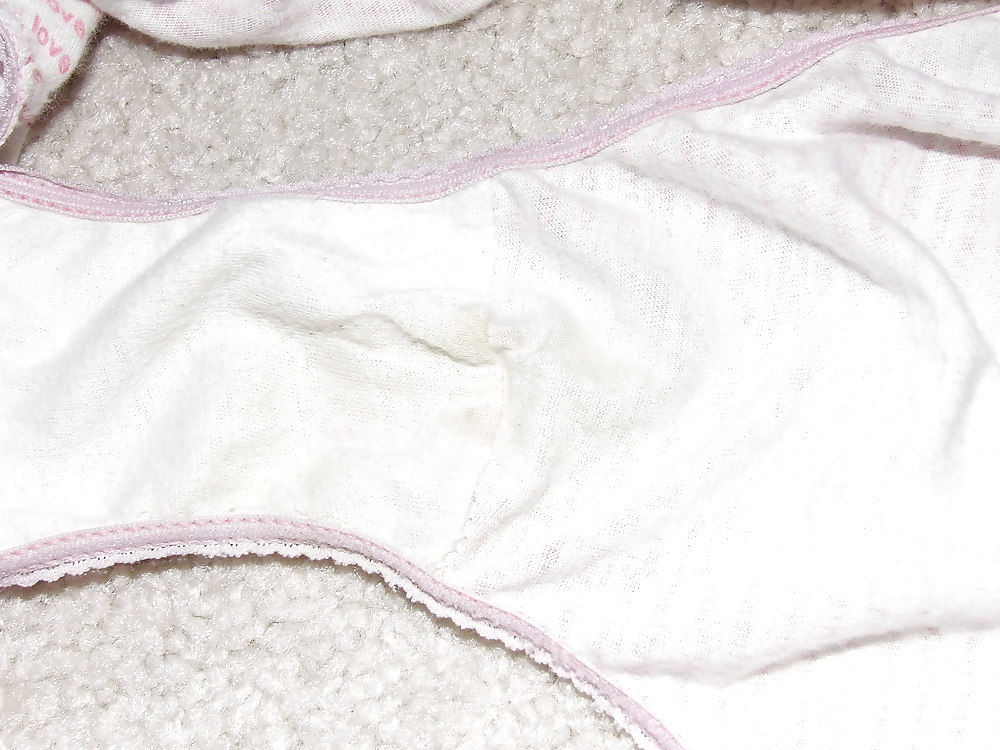 Le mutandine di cotone di mia moglie a letto
 #6154511