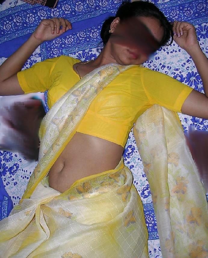 インドの女の子のお尻を洗う 
 #21078164