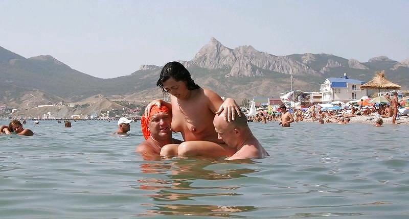 Desnudo armenio milf con chicos rusos en la playa
 #18247146