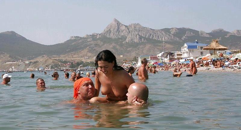Milf armeno nudo con ragazzi russi sulla spiaggia
 #18247179