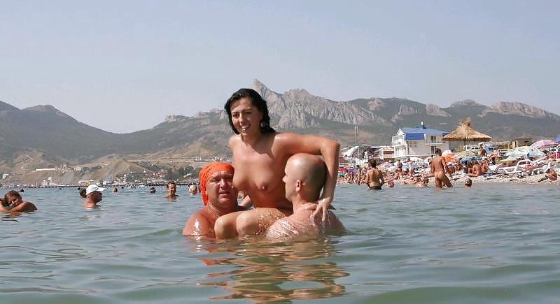 Milf armeno nudo con ragazzi russi sulla spiaggia
 #18247185