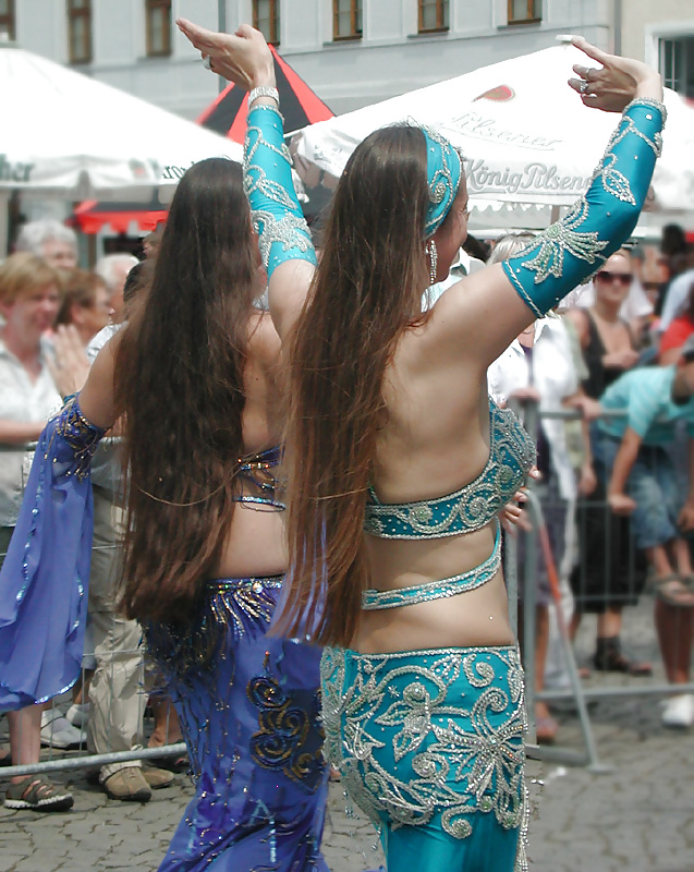 Dos mujeres bailarinas del vientre alemán en el desfile de la calle - 2010
 #3816886
