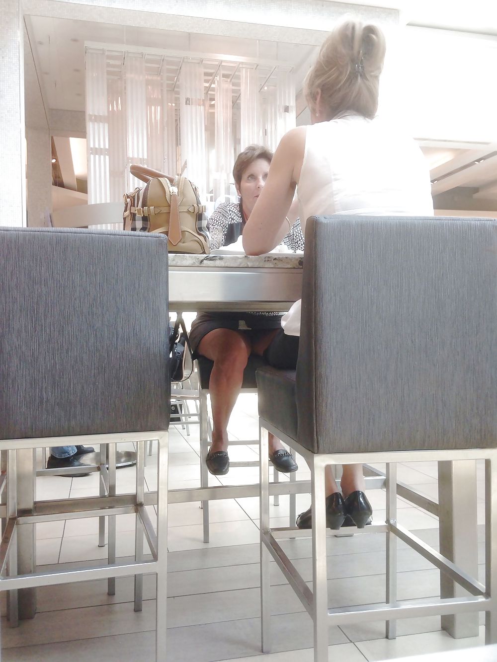 ある日、彼女はカメラを持って出かけた。
 #21147019