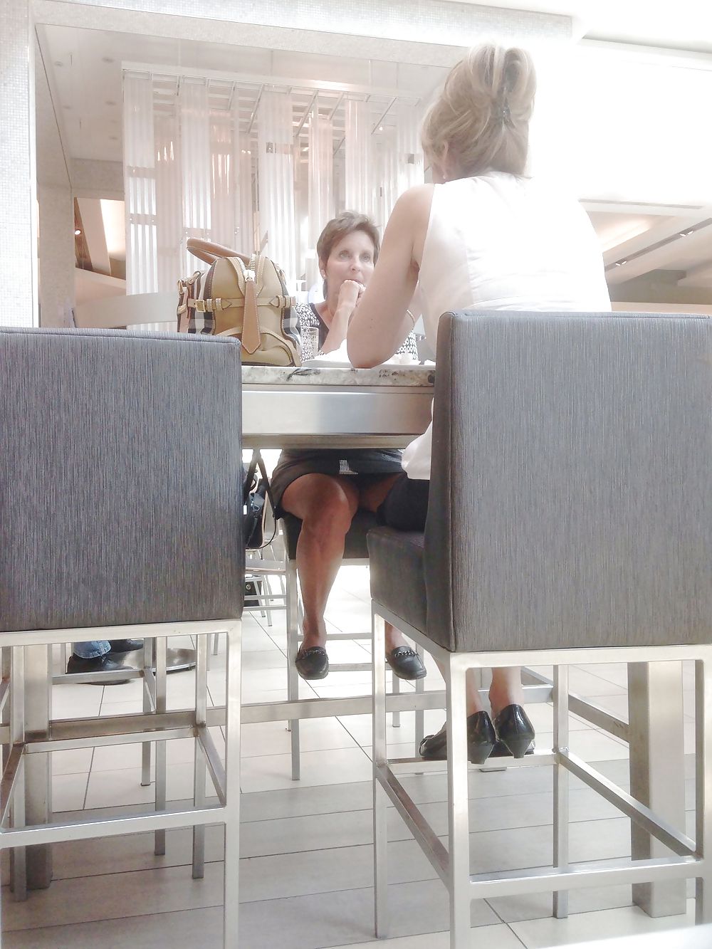 ある日、彼女はカメラを持って出かけた。
 #21147030