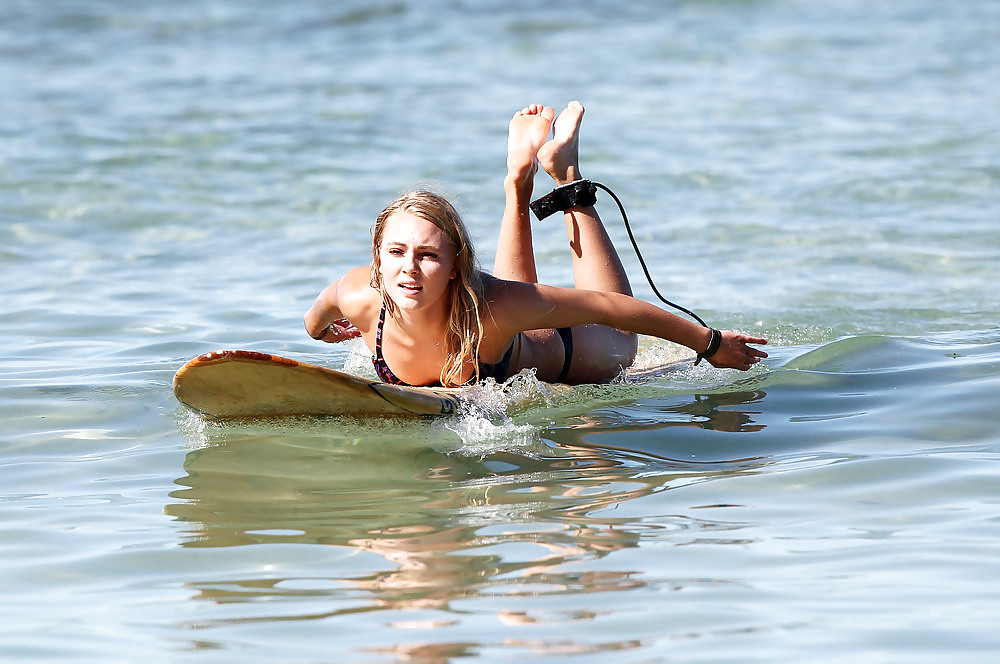 AnnaSophia Robb Bikini Surf En Honolulu Hawai #4607791