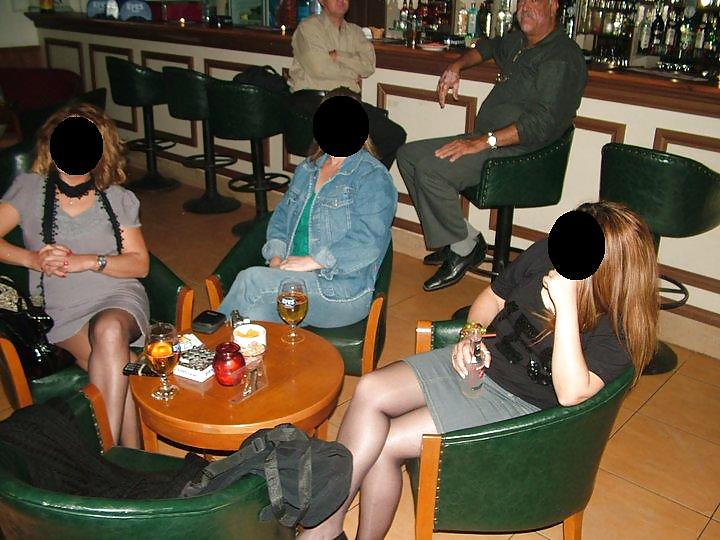 アラブの女と女房のナイロン姿
 #15688045