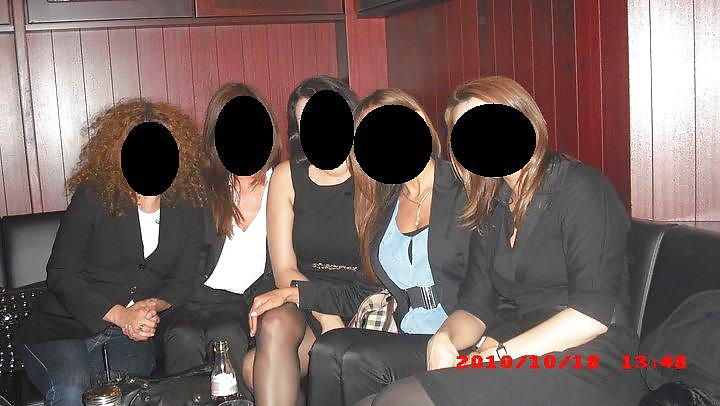 アラブの女と女房のナイロン姿
 #15688049