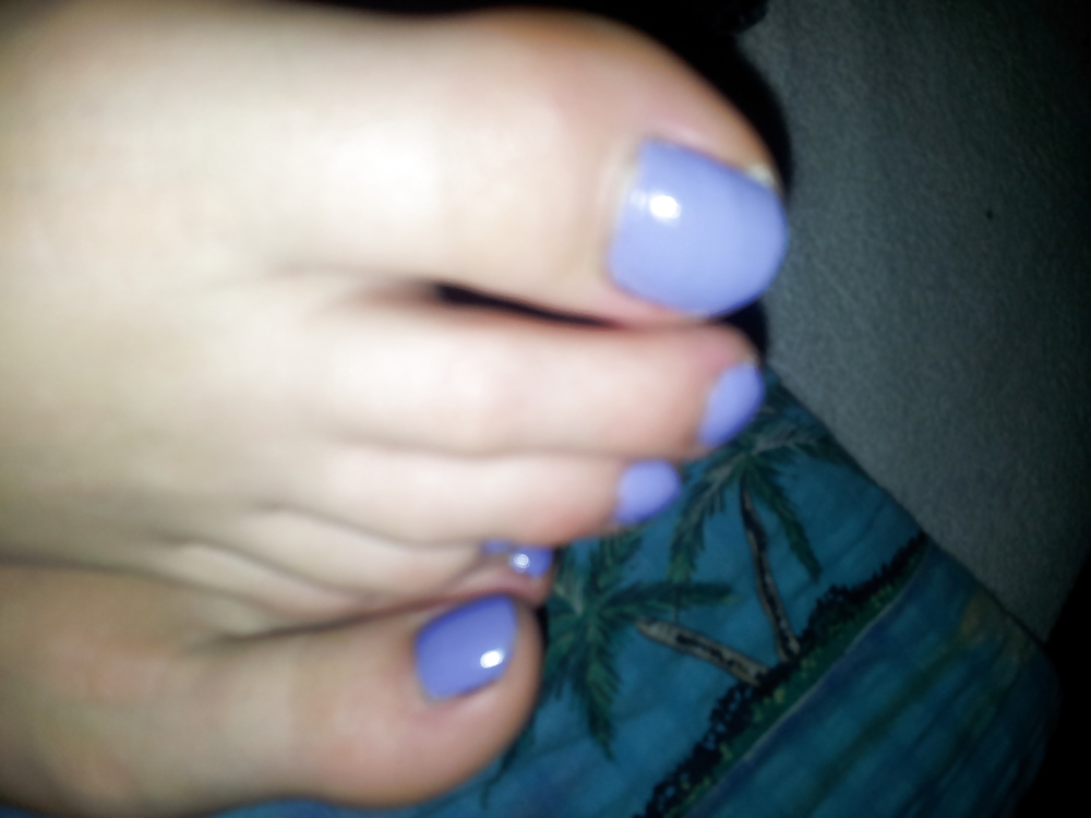 妻のセクシーな青いつま先の爪の足の裏
 #22694215