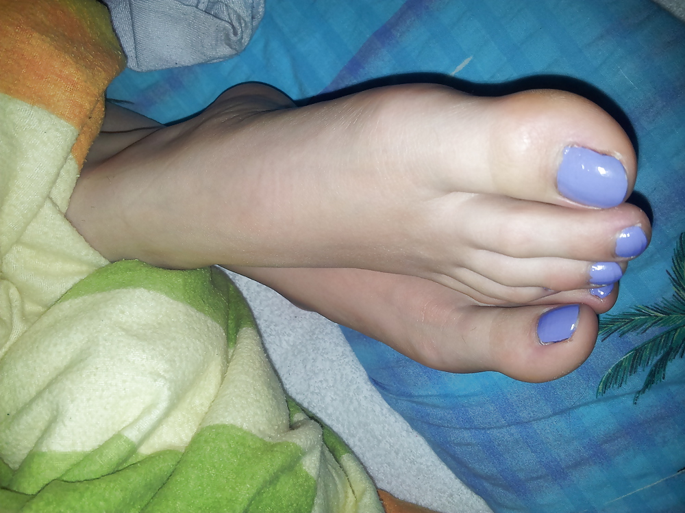 妻のセクシーな青いつま先の爪の足の裏
 #22694223
