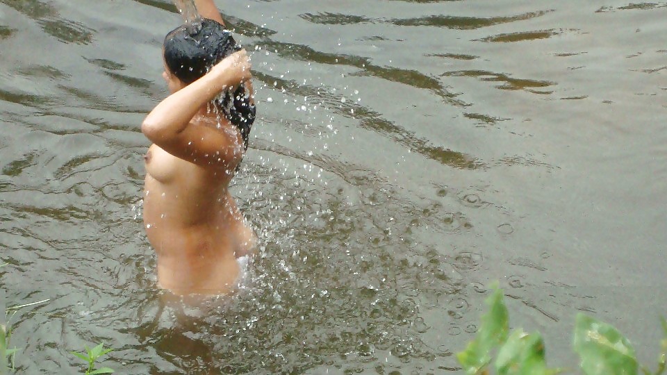 Ragazze asiatiche che fanno il bagno nel fiume 
 #8127111