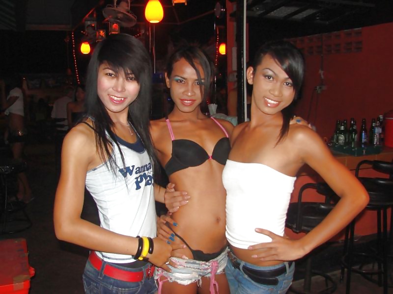 Un par de ladyboys de Pattaya
 #21801534