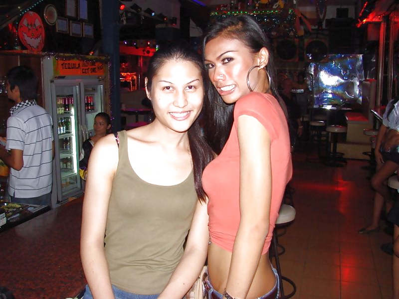 Un par de ladyboys de Pattaya
 #21801555