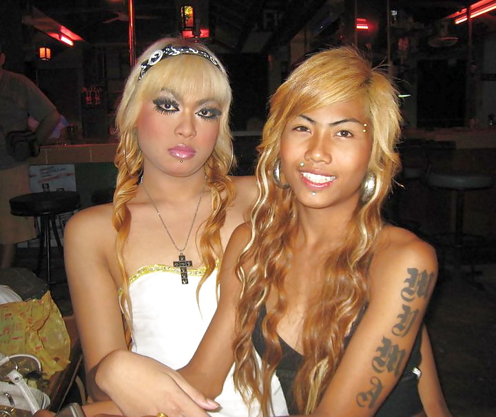 Un par de ladyboys de Pattaya
 #21801605