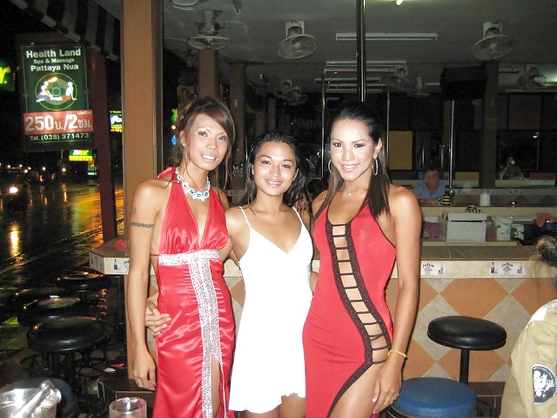 Un par de ladyboys de Pattaya
 #21801619