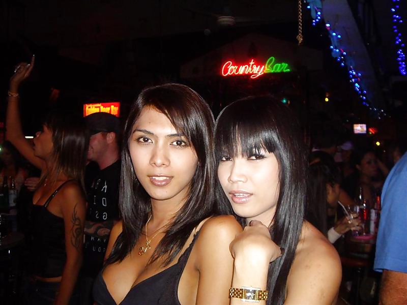 Un par de ladyboys de Pattaya
 #21801715