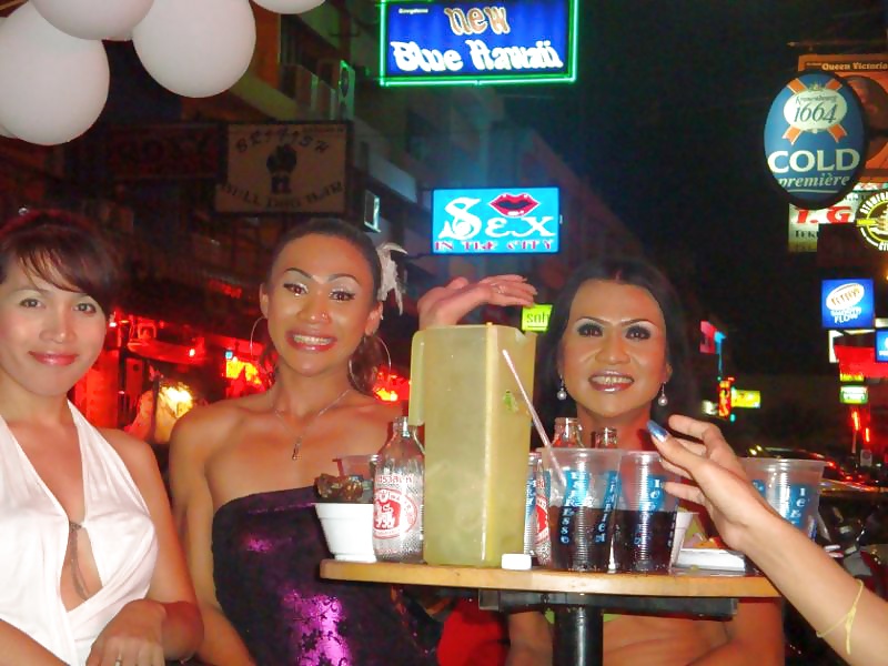 Un par de ladyboys de Pattaya
 #21801793