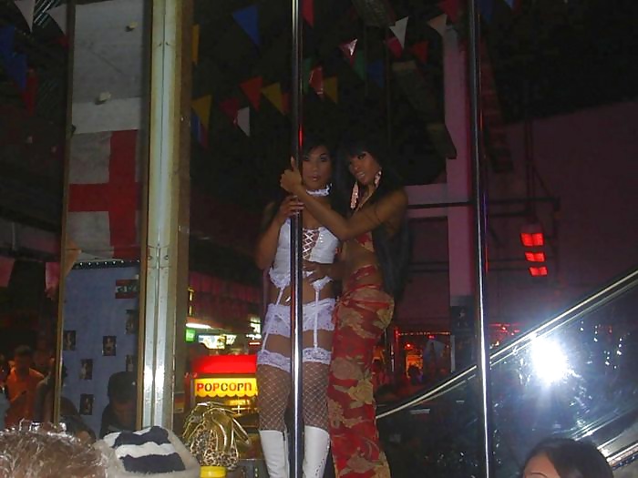 Un par de ladyboys de Pattaya
 #21801818