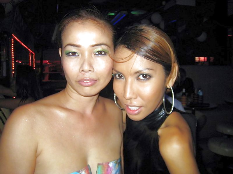 Un par de ladyboys de Pattaya
 #21801864