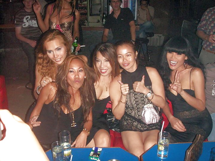 Un par de ladyboys de Pattaya
 #21801868