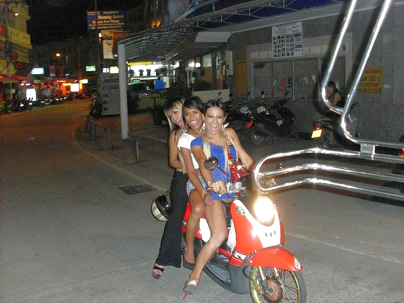 Un par de ladyboys de Pattaya
 #21802005