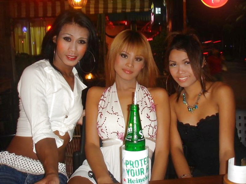 Un par de ladyboys de Pattaya
 #21802192