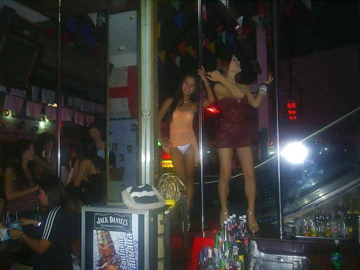 Un par de ladyboys de Pattaya
 #21802204