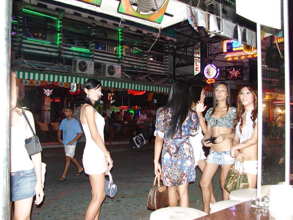 Un par de ladyboys de Pattaya
 #21802241