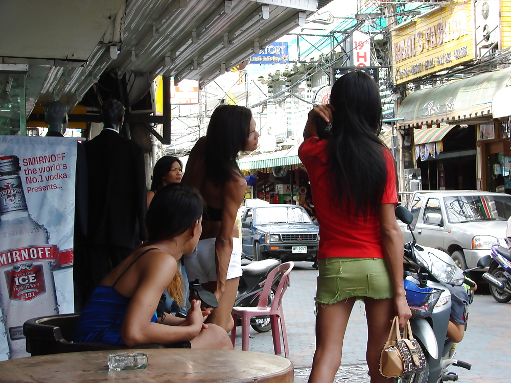 Un par de ladyboys de Pattaya
 #21802496
