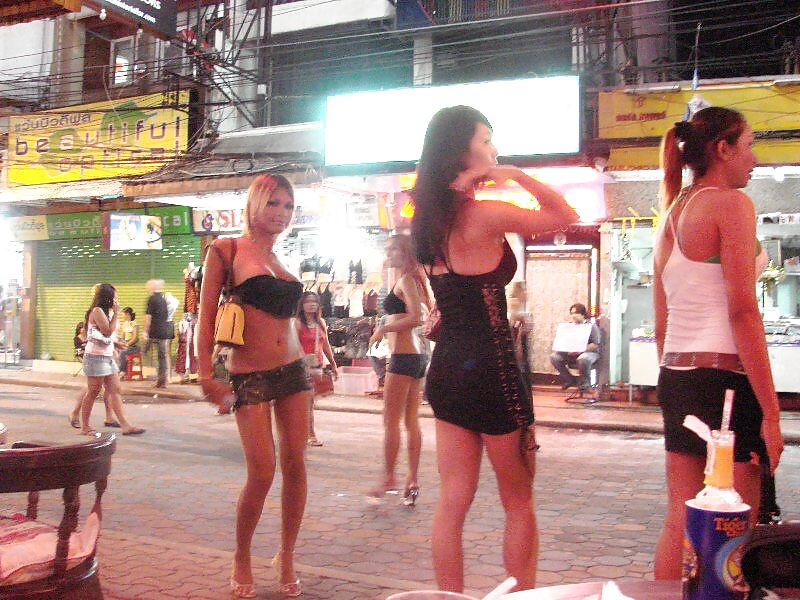Un par de ladyboys de Pattaya
 #21802517