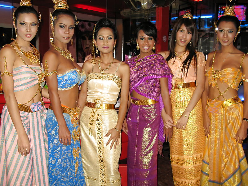 Un par de ladyboys de Pattaya
 #21802541