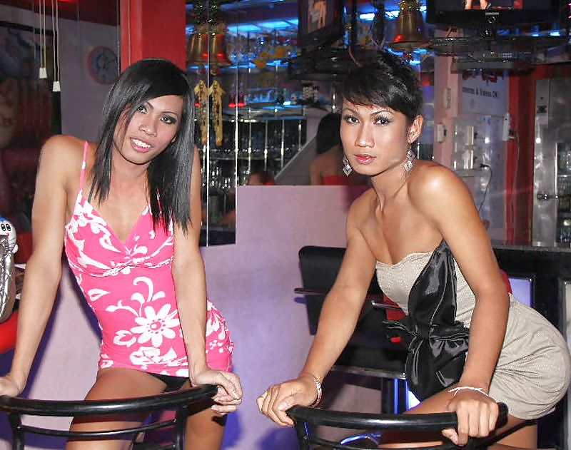 Un par de ladyboys de Pattaya
 #21802569