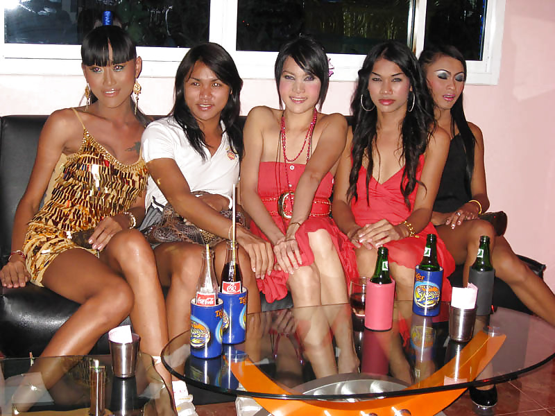Un par de ladyboys de Pattaya
 #21802775