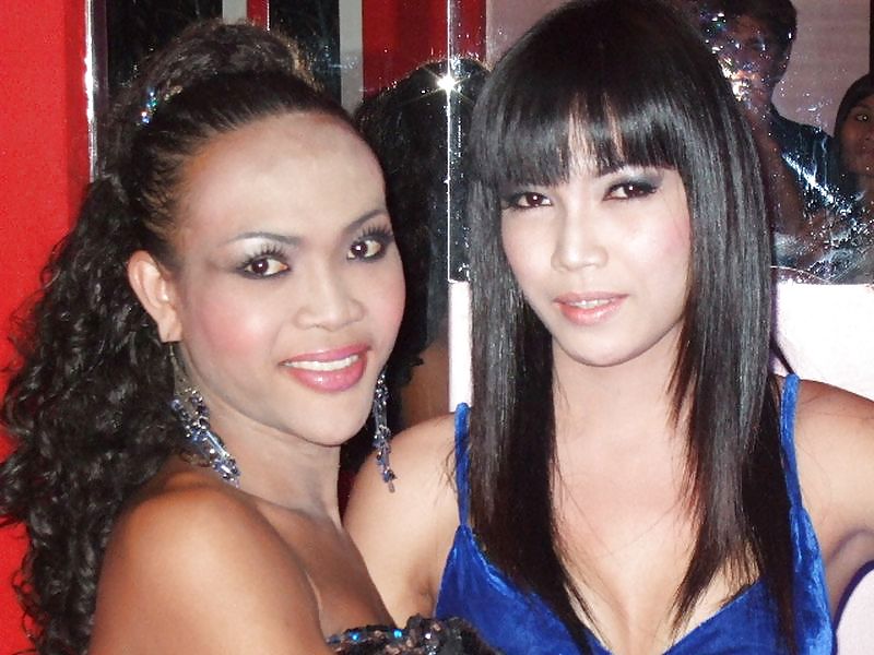 Un par de ladyboys de Pattaya
 #21802899